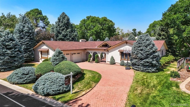 view of front of property featuring a front yard and a garage