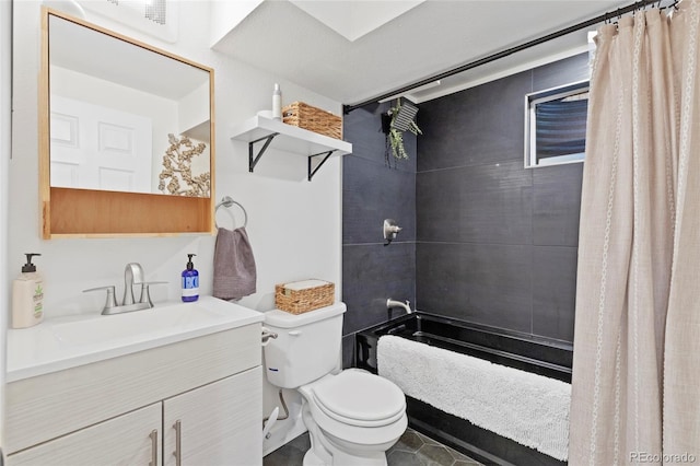 full bath featuring a shower with curtain, vanity, and toilet