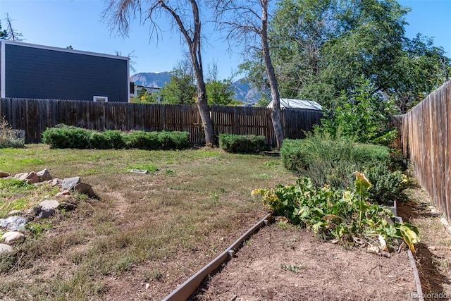 view of yard featuring a mountain view