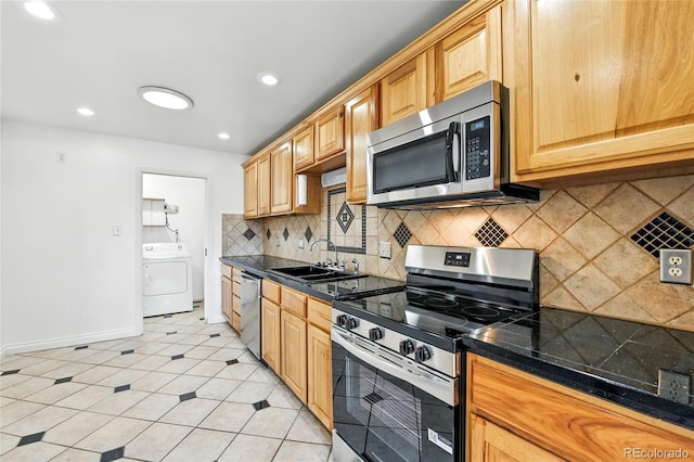 2441 E 93rd Pl, Thornton, CO 80229 - kitchen featuring stainless steel appliances, washer / clothes dryer, dark countertops, tasteful backsplash, and recessed lighting