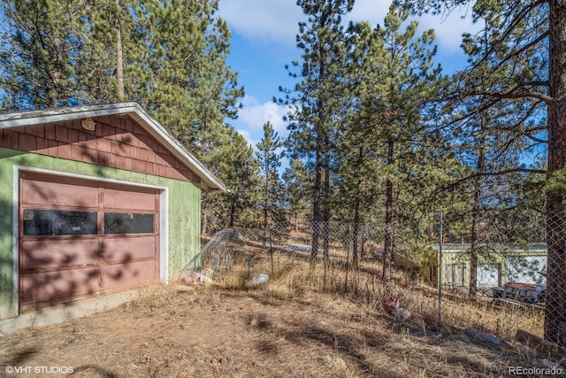 view of yard featuring an outbuilding