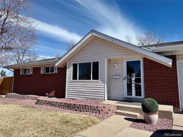 view of front facade featuring brick siding and a front yard