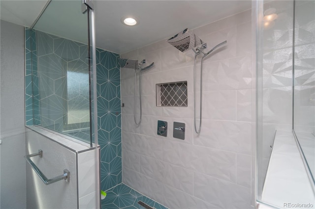 full bathroom featuring tiled shower