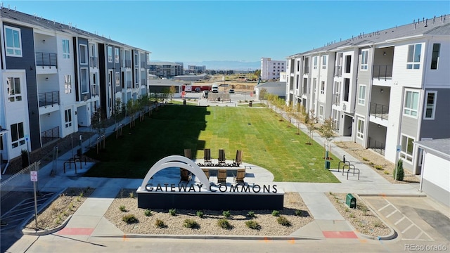 view of property's community featuring a lawn