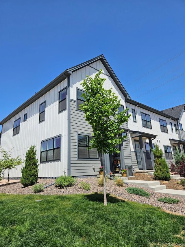 view of front of home with a front lawn