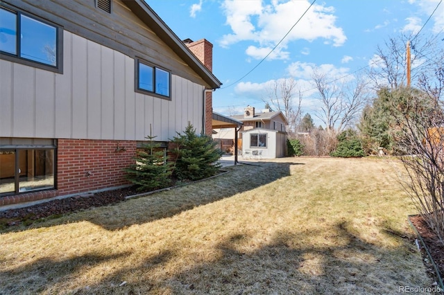 view of yard with an outbuilding