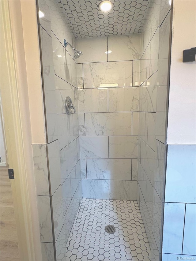 bathroom featuring tiled shower