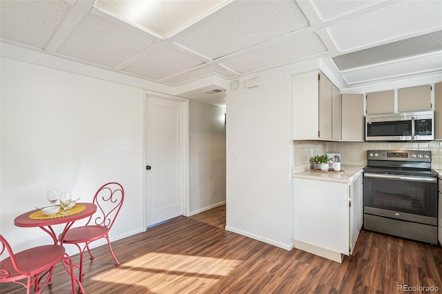 kitchen with dark wood-style floors, light countertops, appliances with stainless steel finishes, and decorative backsplash