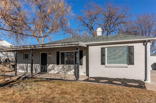 ranch-style home featuring a front yard