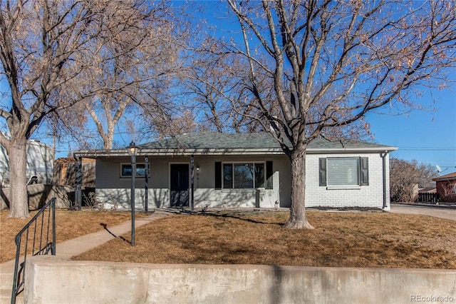 view of front facade with a front yard