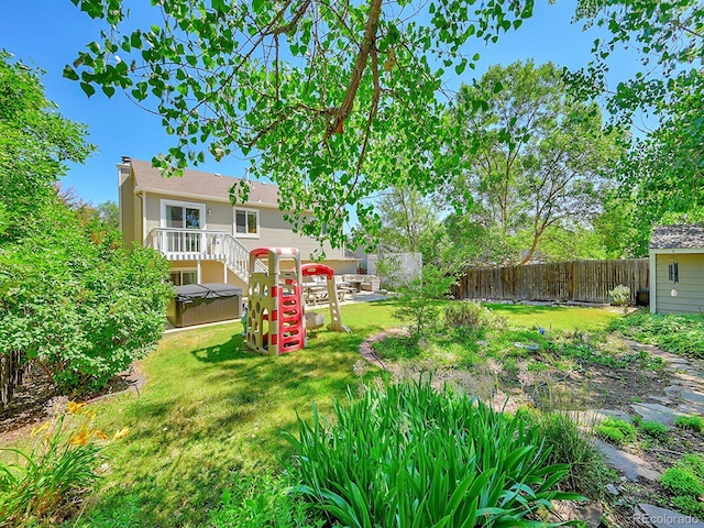 view of yard featuring a hot tub