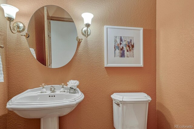 14581 E Oberlin Pl, Aurora, CO 80014 - half bath featuring toilet and a textured wall