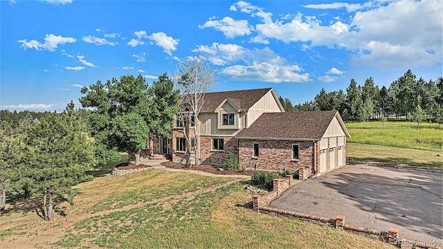 view of front of property featuring a front yard