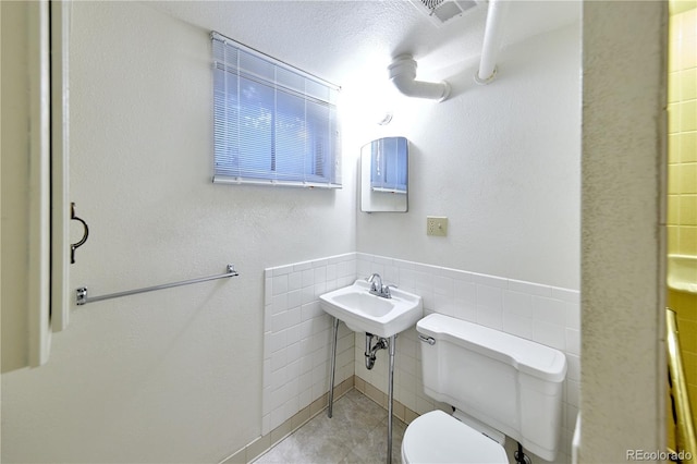 6579 S Lincoln St, Centennial, CO 80121 - bathroom featuring tile walls and tile patterned flooring