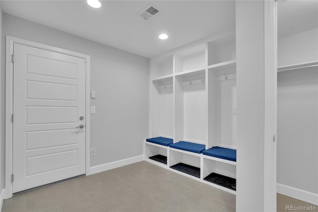 mudroom with baseboards, visible vents, and recessed lighting