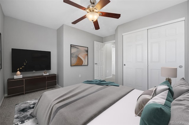 bedroom featuring carpet, baseboards, ceiling fan, and a closet