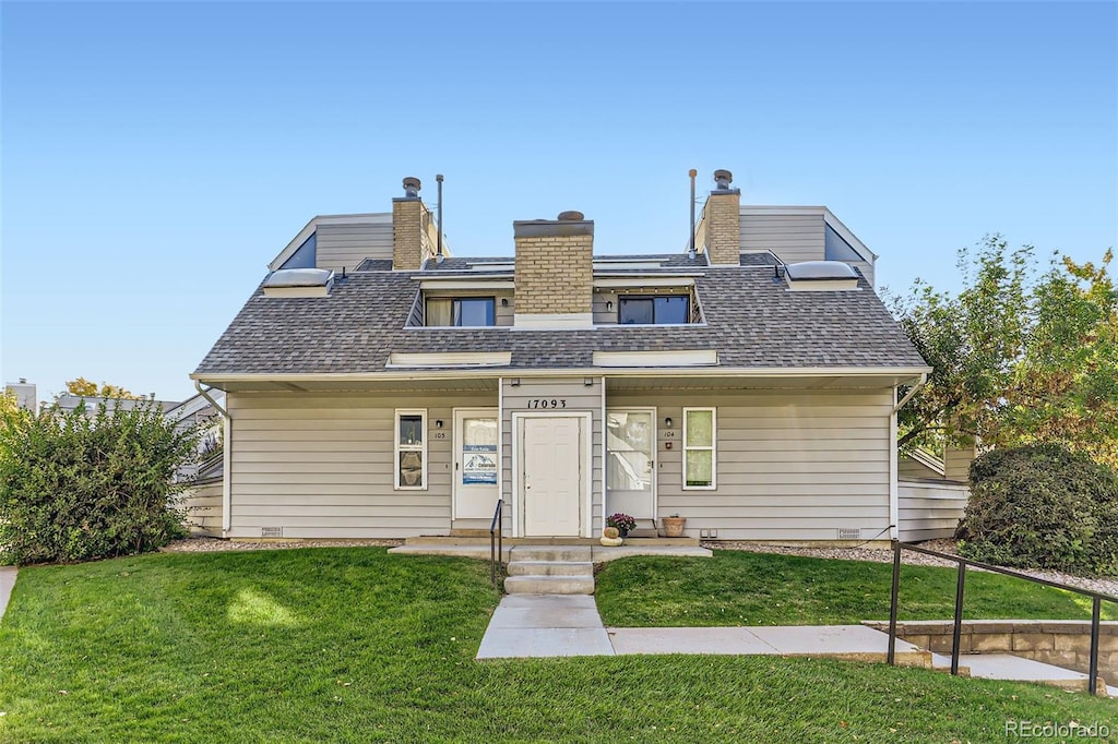 view of front facade featuring a front lawn