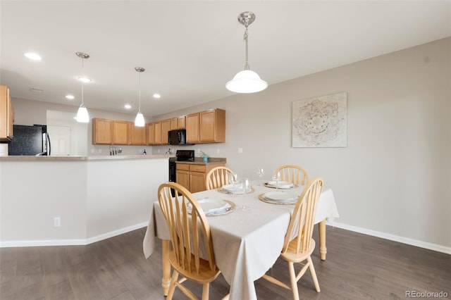 dining space featuring dark wood-type flooring, recessed lighting, and baseboards