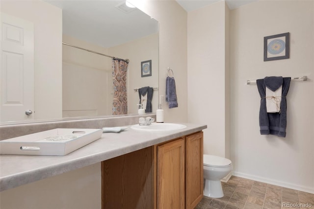 bathroom with toilet, a shower with shower curtain, visible vents, vanity, and baseboards