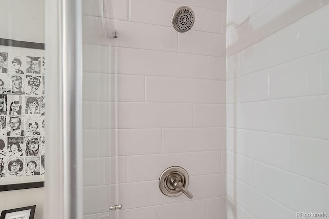 room details featuring tiled shower