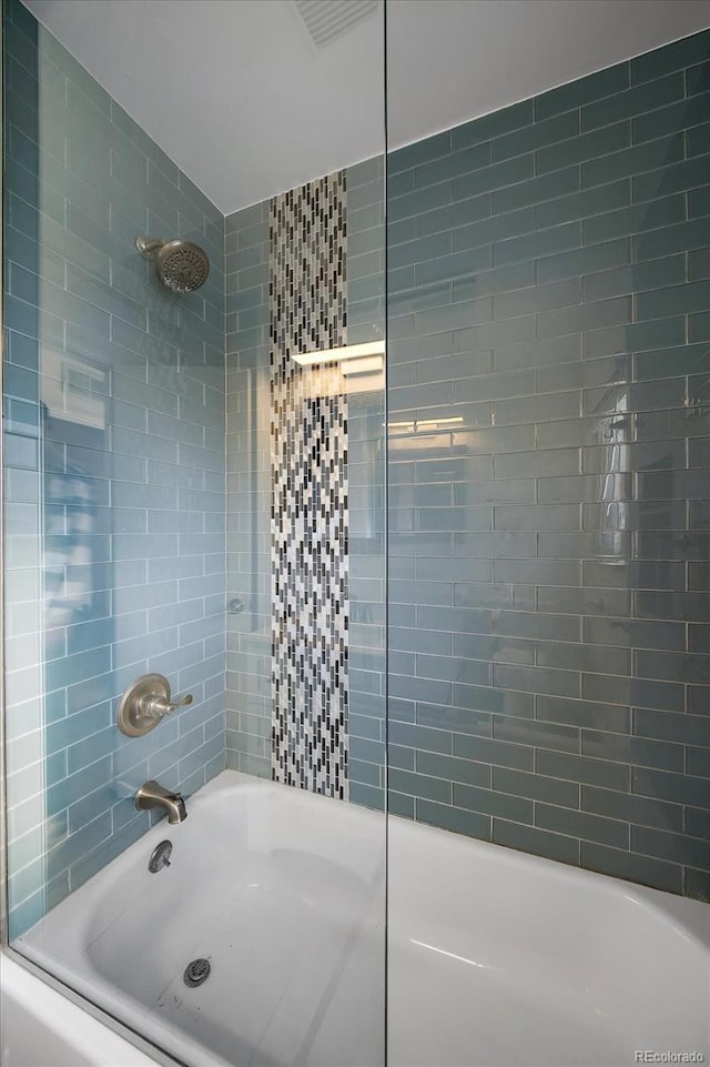 bathroom with tiled shower / bath