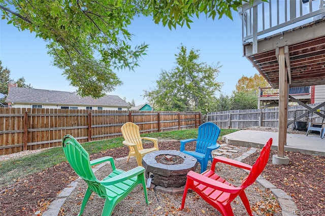 view of patio with an outdoor fire pit