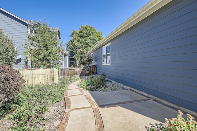 view of yard featuring a patio