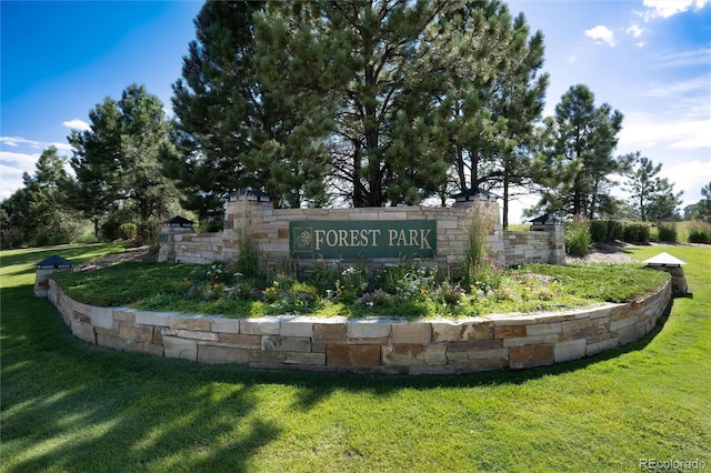 community sign with a yard