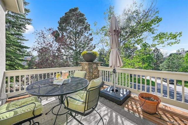 deck with outdoor dining space
