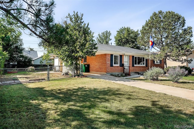 ranch-style home featuring a front lawn