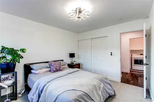 bedroom with carpet flooring, washer and dryer, and a textured ceiling