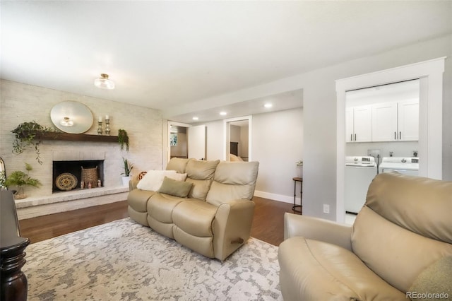 living area featuring dark wood-style floors, baseboards, independent washer and dryer, a fireplace, and recessed lighting