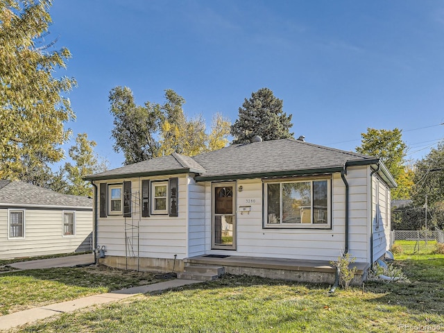 bungalow featuring a front lawn