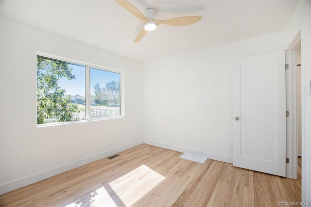 unfurnished room featuring light wood-style floors, baseboards, and a ceiling fan