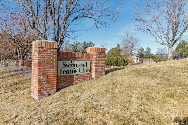 community sign featuring a yard