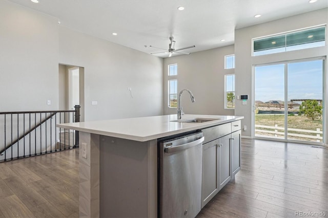kitchen featuring a sink, ceiling fan, dark wood-style floors, and dishwasher