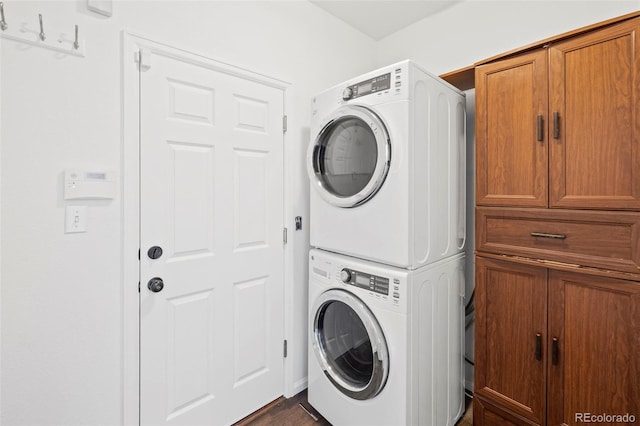 4807 S Killarney Ct, Aurora, CO 80015 - laundry room featuring stacked washer / drying machine and cabinet space