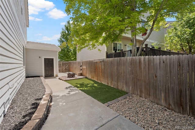4807 S Killarney Ct, Aurora, CO 80015 - fenced backyard with a patio and an outdoor fire pit