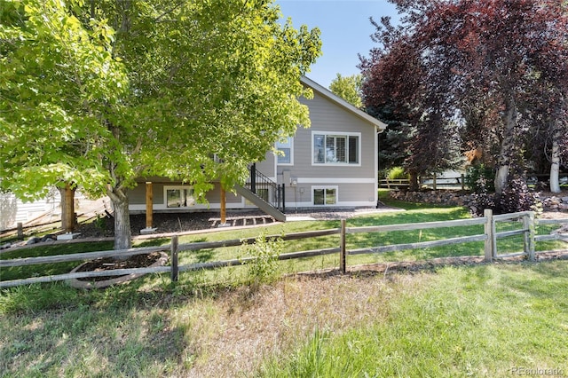 view of front of property featuring a front lawn