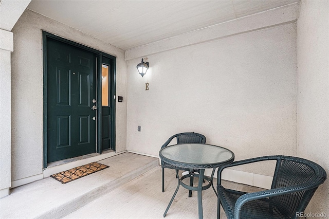 view of exterior entry featuring stucco siding