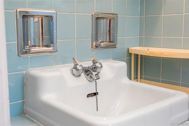 1280 Xanadu St, Aurora, CO 80011 - bathroom view of tile walls