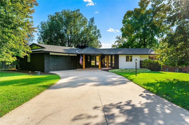 view of front facade featuring a front lawn and a garage