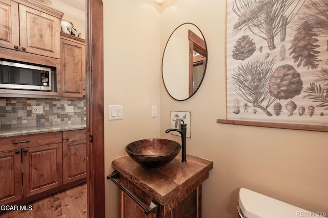 2621 Gcr 519, Tabernash, CO 80478 - bathroom featuring backsplash, wood finished floors, and vanity