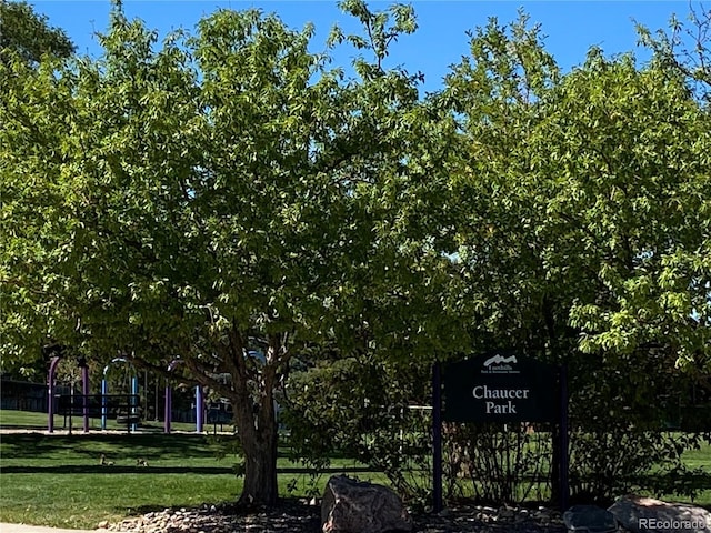 view of property's community featuring a yard