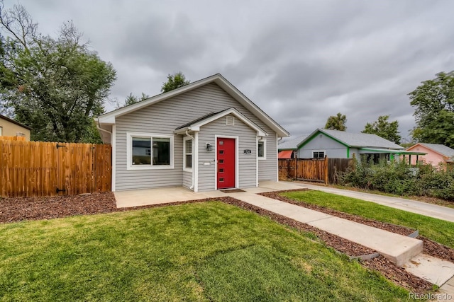 view of front of property featuring a front lawn