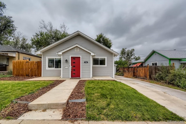 view of front facade with a front yard