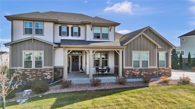 view of front facade featuring a front yard