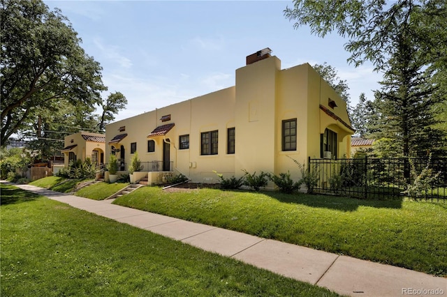 view of front facade featuring a front yard