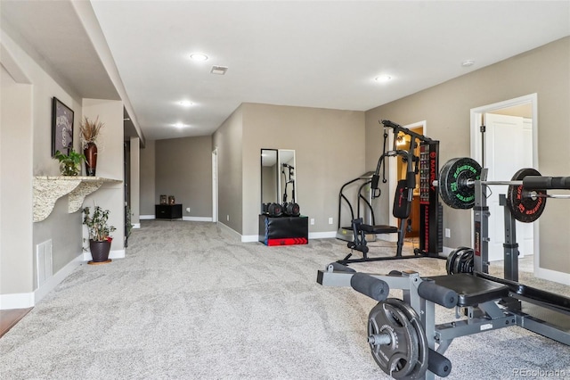 exercise area with carpet flooring, baseboards, visible vents, and recessed lighting