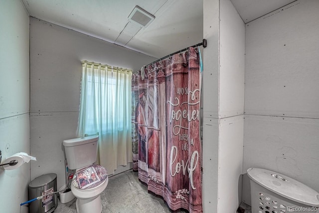 bathroom featuring unfinished concrete flooring, visible vents, toilet, and a shower with shower curtain